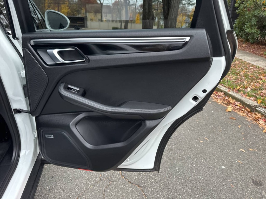 2018 Porsche Macan Image 24
