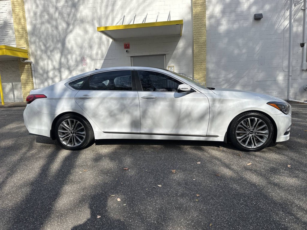 2016 Hyundai Genesis Image 3