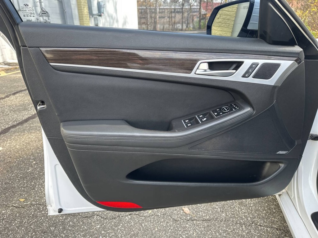 2016 Hyundai Genesis Image 17