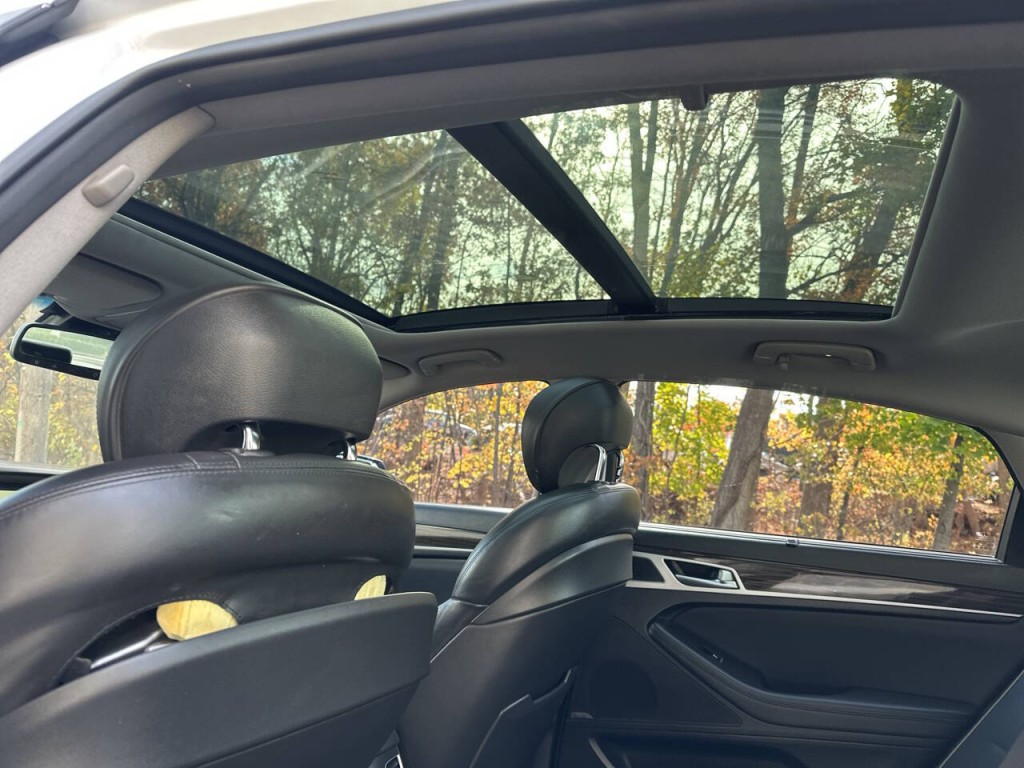 2016 Hyundai Genesis Image 19