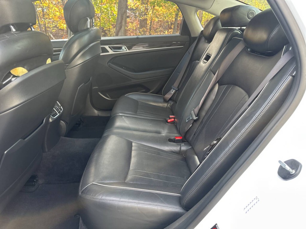 2016 Hyundai Genesis Image 20