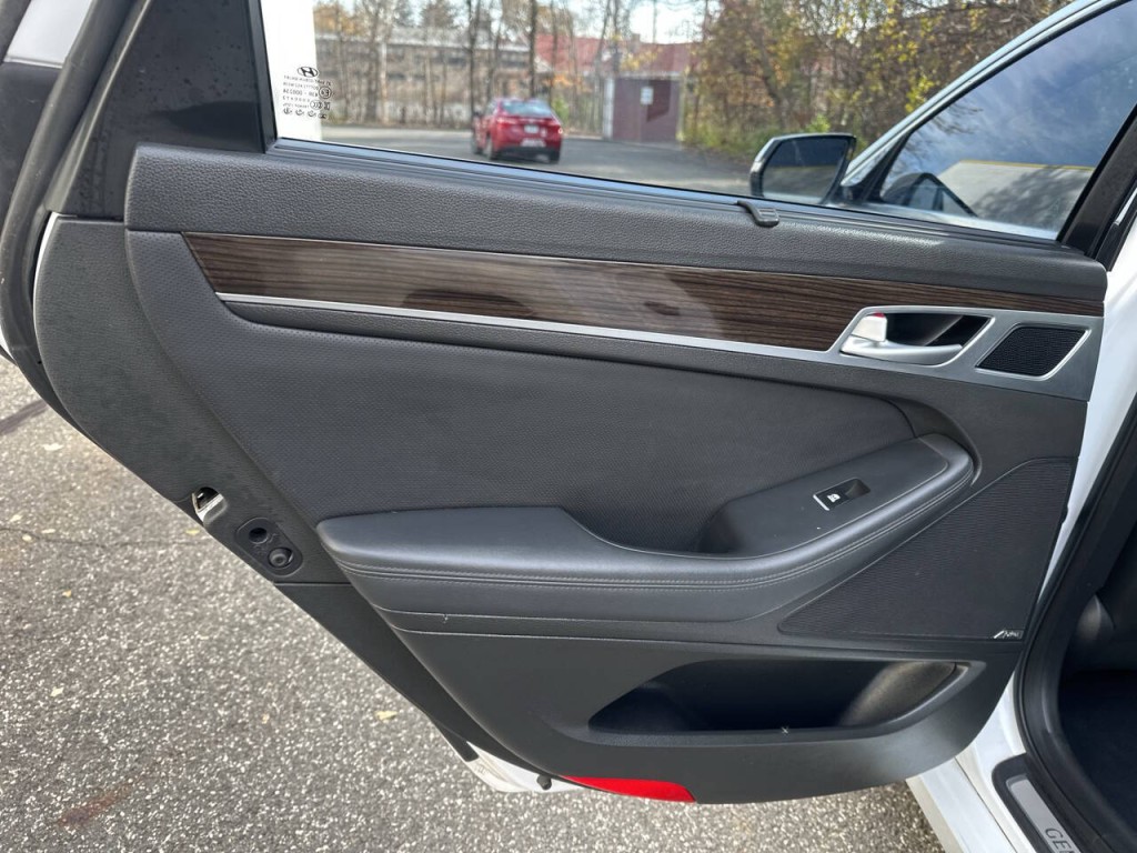 2016 Hyundai Genesis Image 21