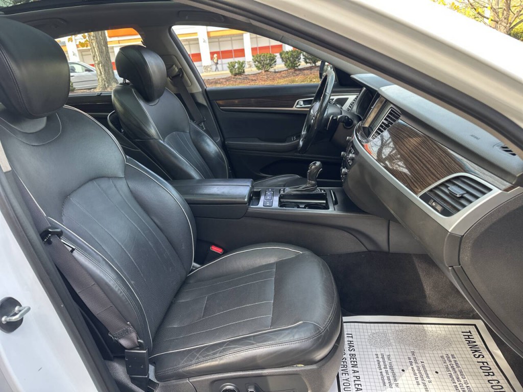 2016 Hyundai Genesis Image 22