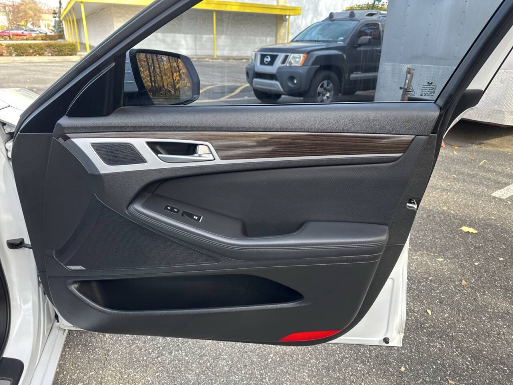 2016 Hyundai Genesis Image 24