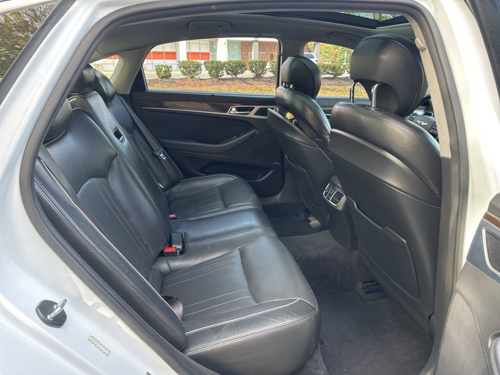 2016 Hyundai Genesis Image 25
