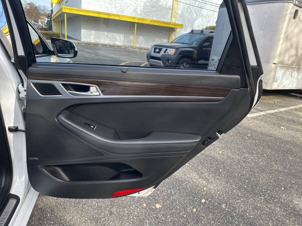 2016 Hyundai Genesis Image 26