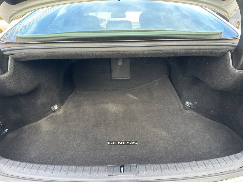 2016 Hyundai Genesis Image 28