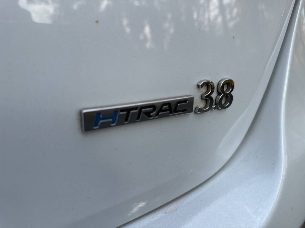 2016 Hyundai Genesis Image 32