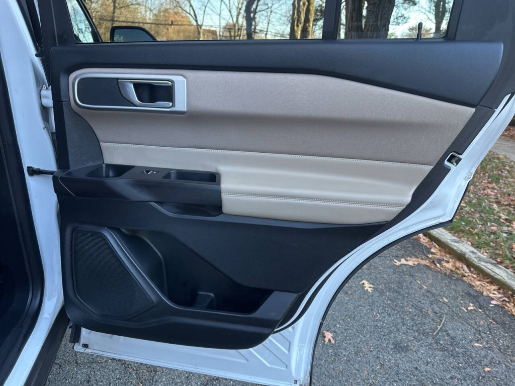 2020 Ford Explorer Image 24