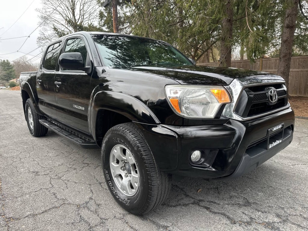 2015 Toyota Tacoma Image 2