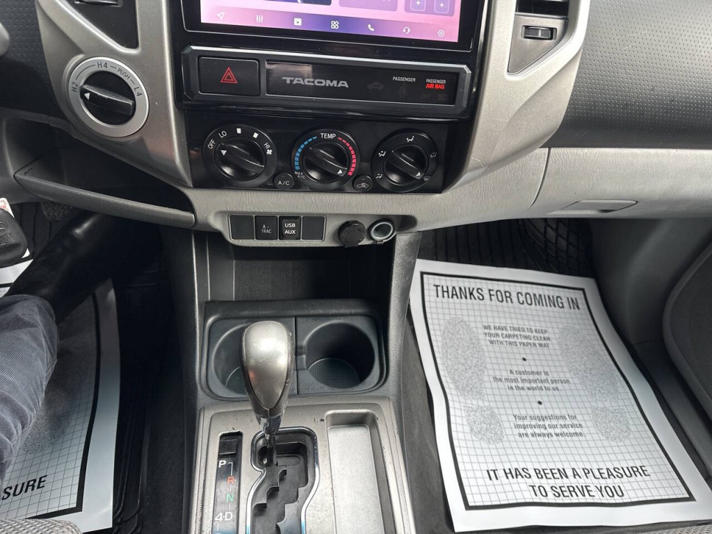 2015 Toyota Tacoma Image 17