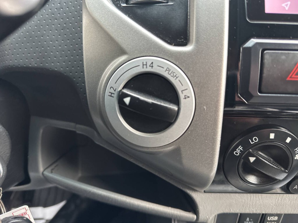 2015 Toyota Tacoma Image 18