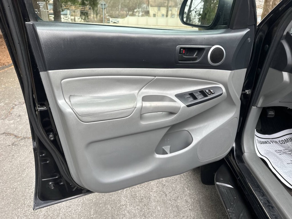 2015 Toyota Tacoma Image 19