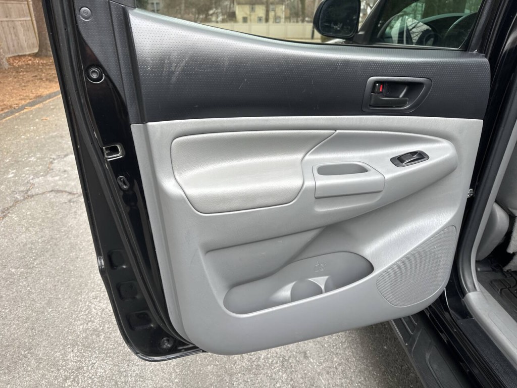 2015 Toyota Tacoma Image 21