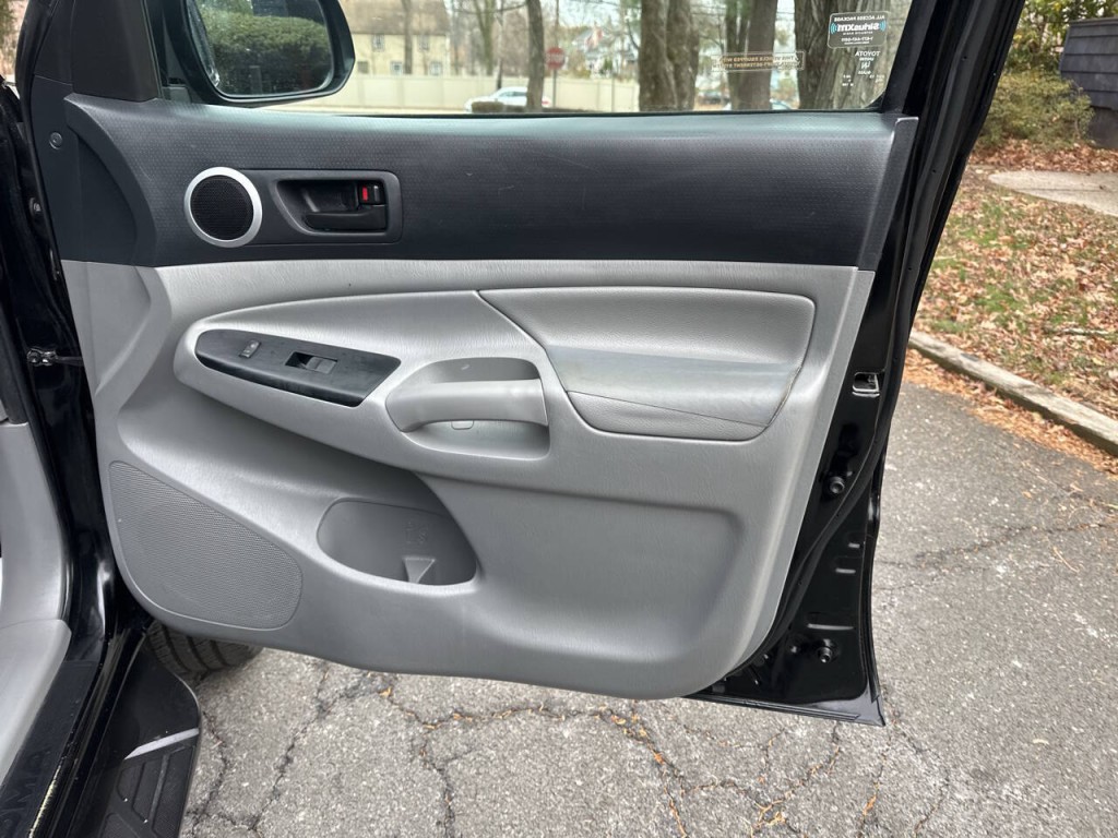 2015 Toyota Tacoma Image 24