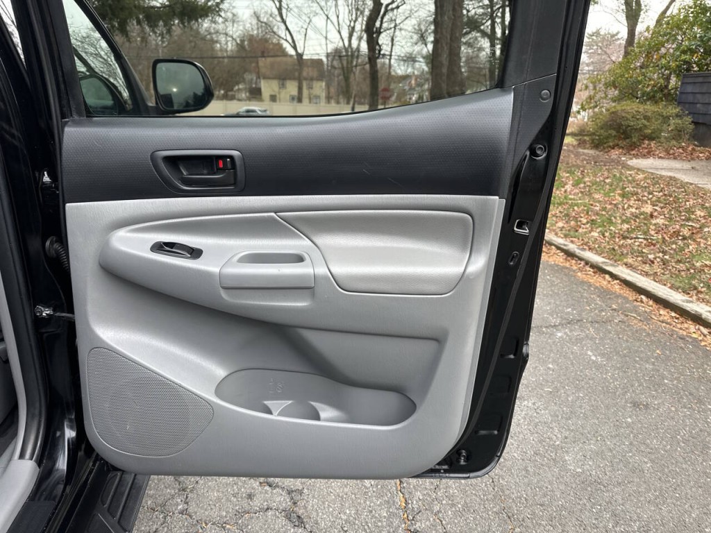 2015 Toyota Tacoma Image 26