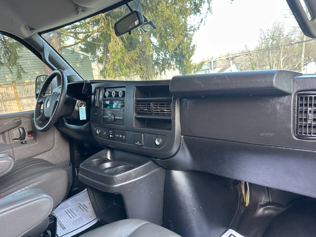 2020 GMC Savana Image 17