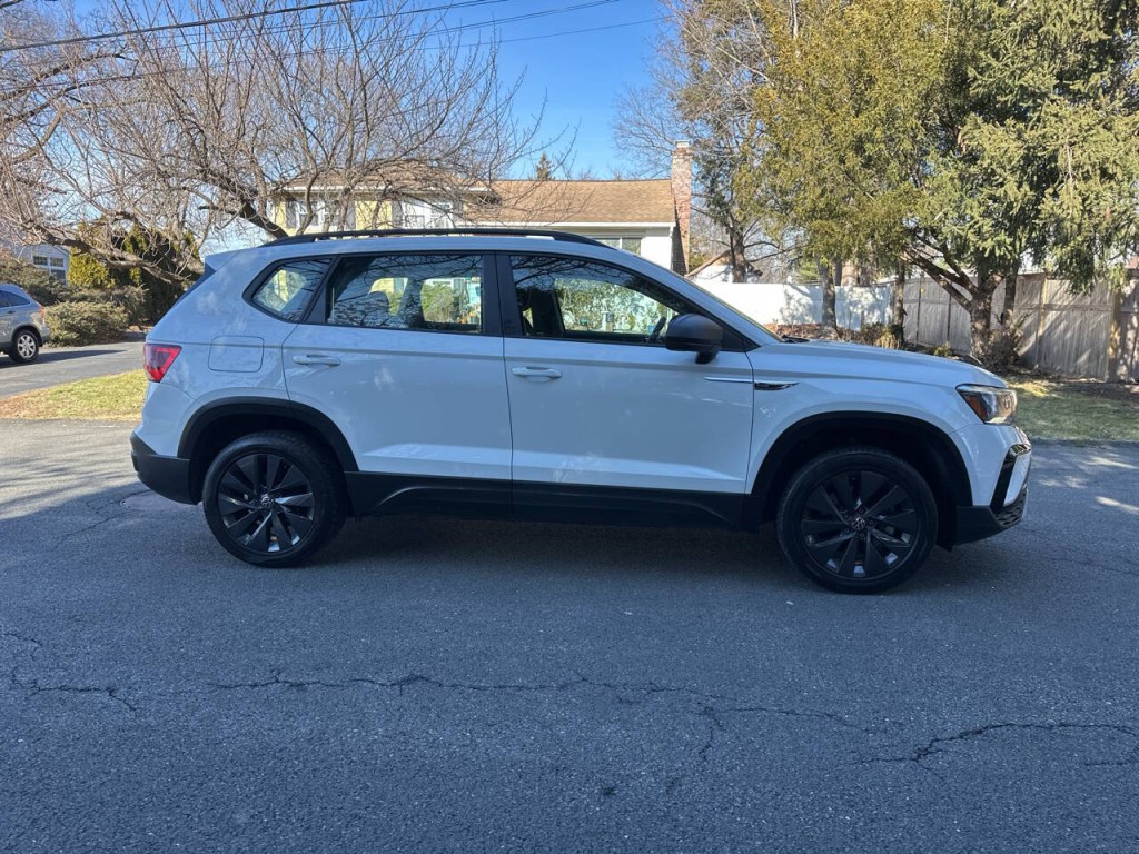 2022 Volkswagen Taos Image 3