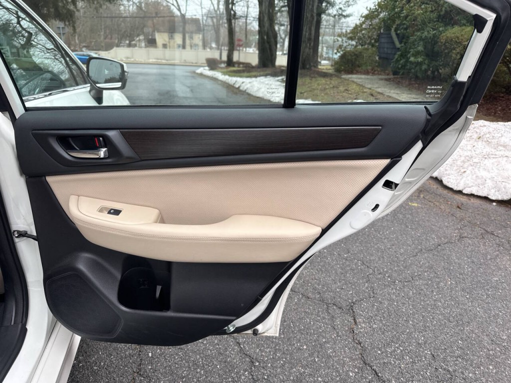 2016 Subaru Legacy Image 24