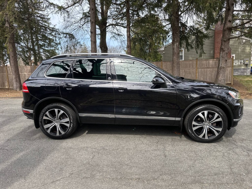 2017 Volkswagen Touareg Image 3