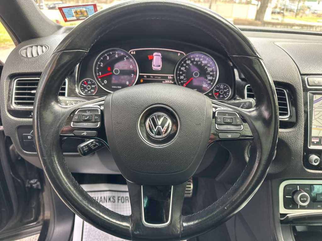 2017 Volkswagen Touareg Image 11