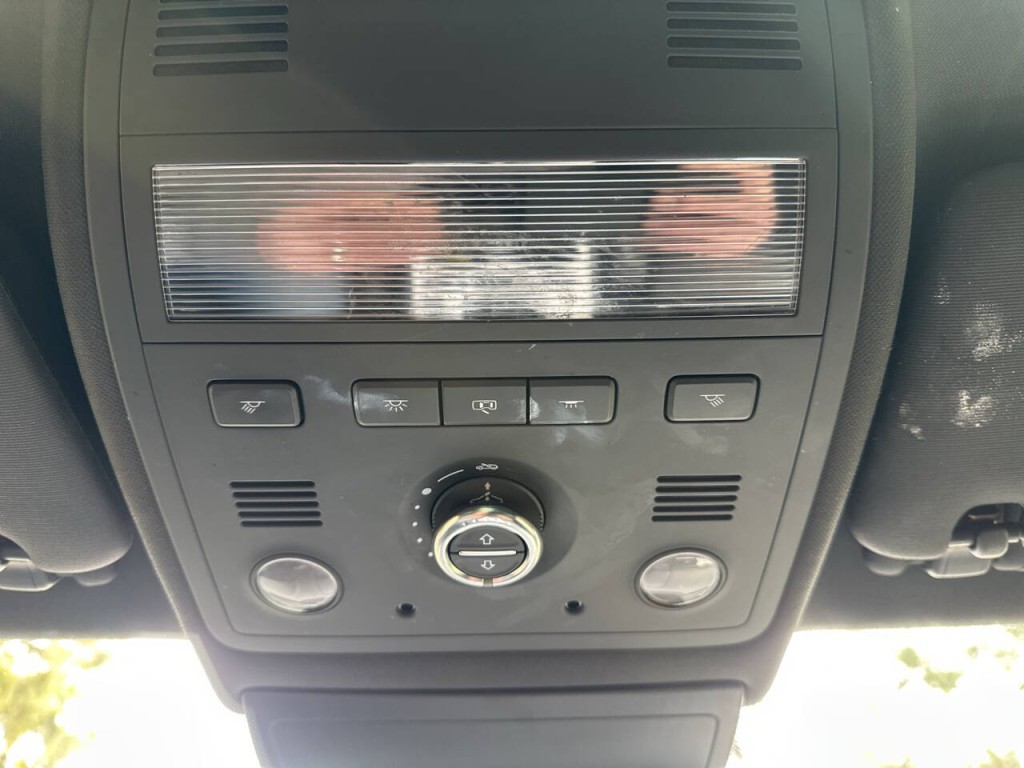 2017 Volkswagen Touareg Image 16