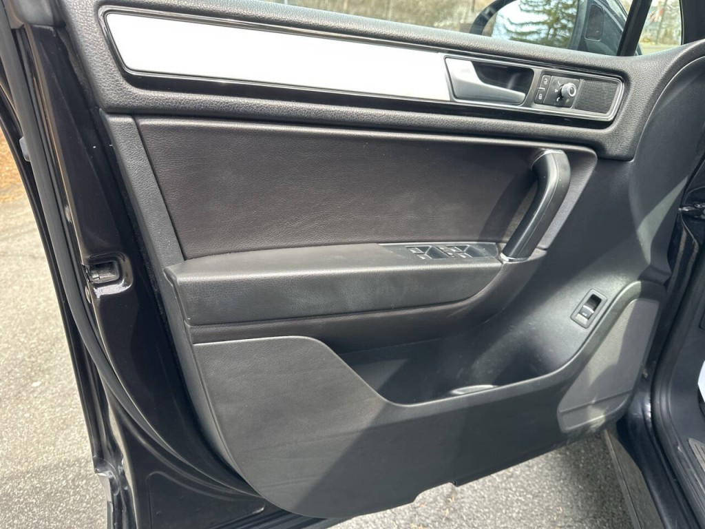 2017 Volkswagen Touareg Image 17