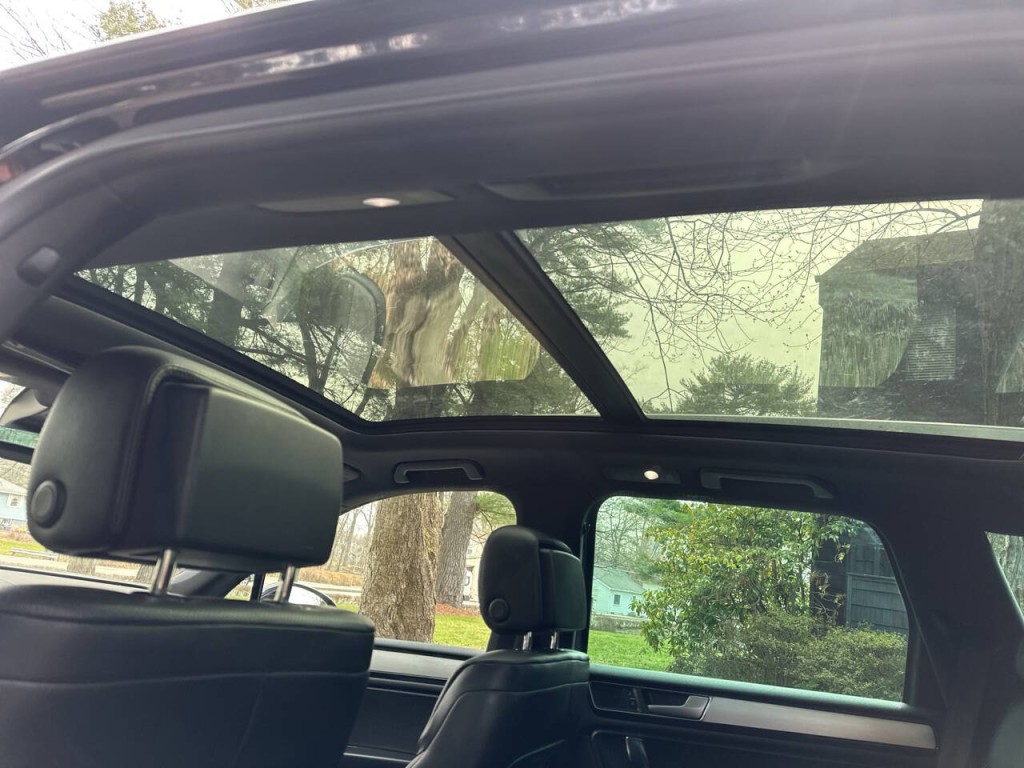 2017 Volkswagen Touareg Image 18