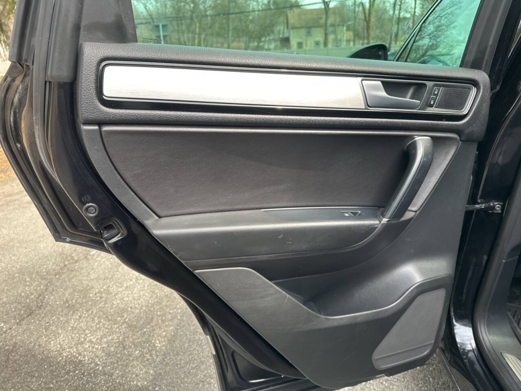 2017 Volkswagen Touareg Image 19