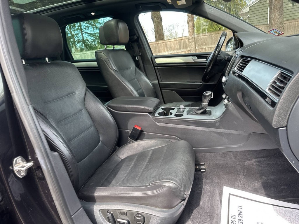 2017 Volkswagen Touareg Image 22