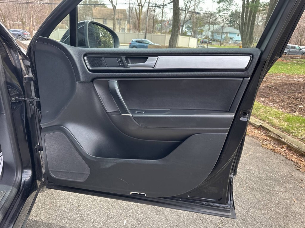 2017 Volkswagen Touareg Image 23