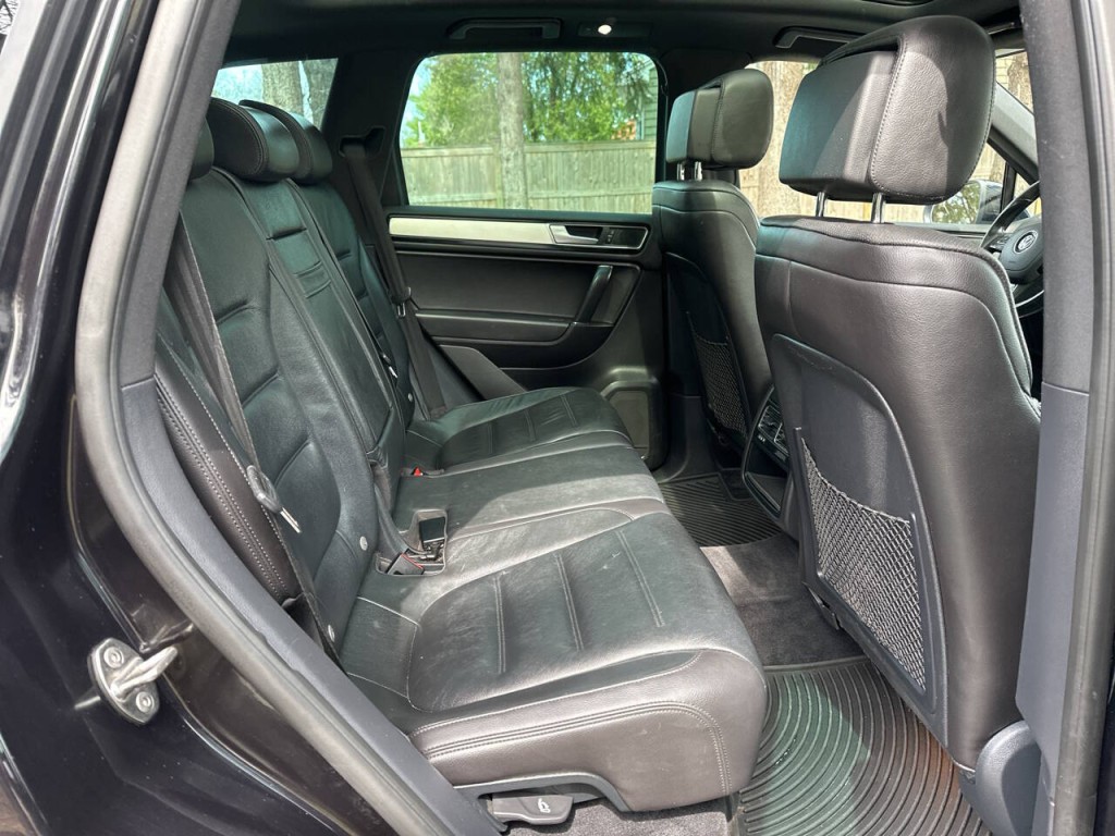 2017 Volkswagen Touareg Image 24