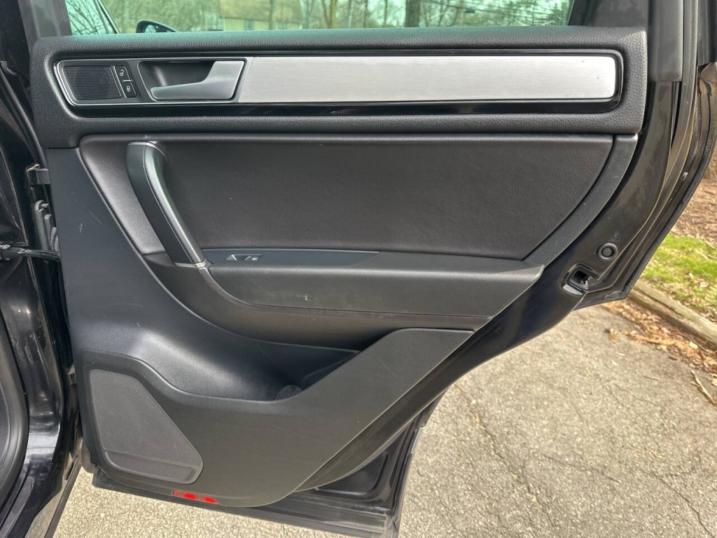 2017 Volkswagen Touareg Image 25