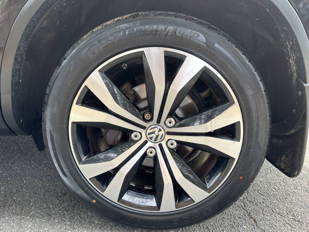 2017 Volkswagen Touareg Image 28