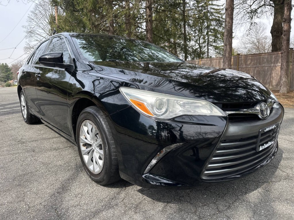2016 Toyota Camry Image 2