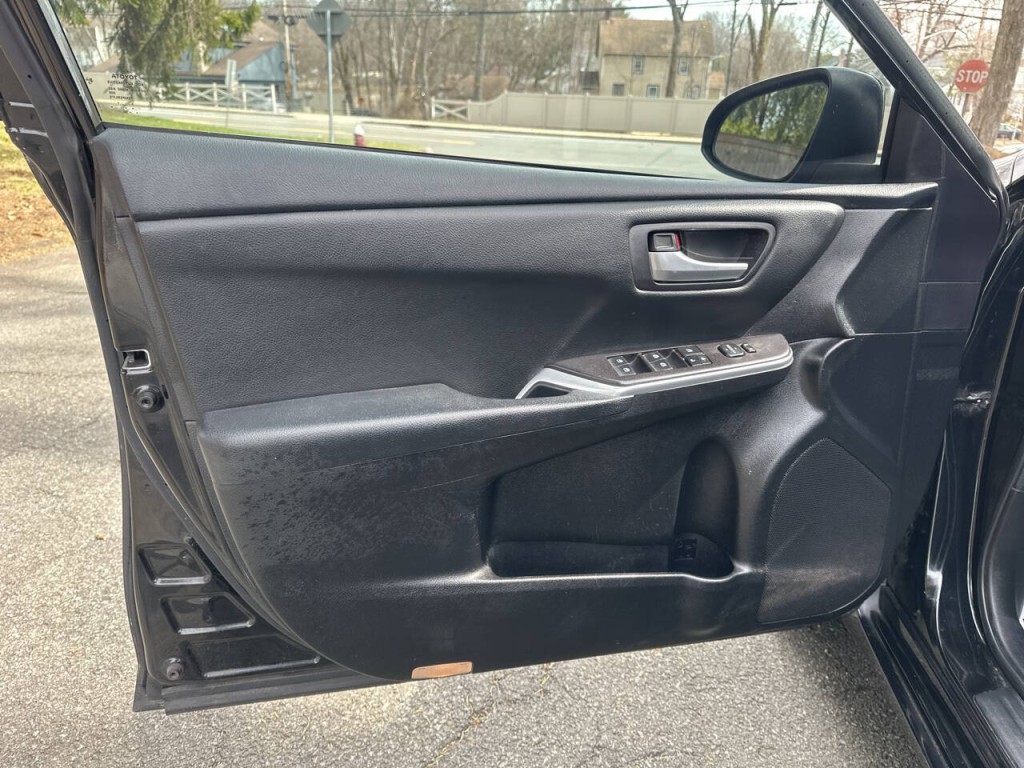 2016 Toyota Camry Image 17