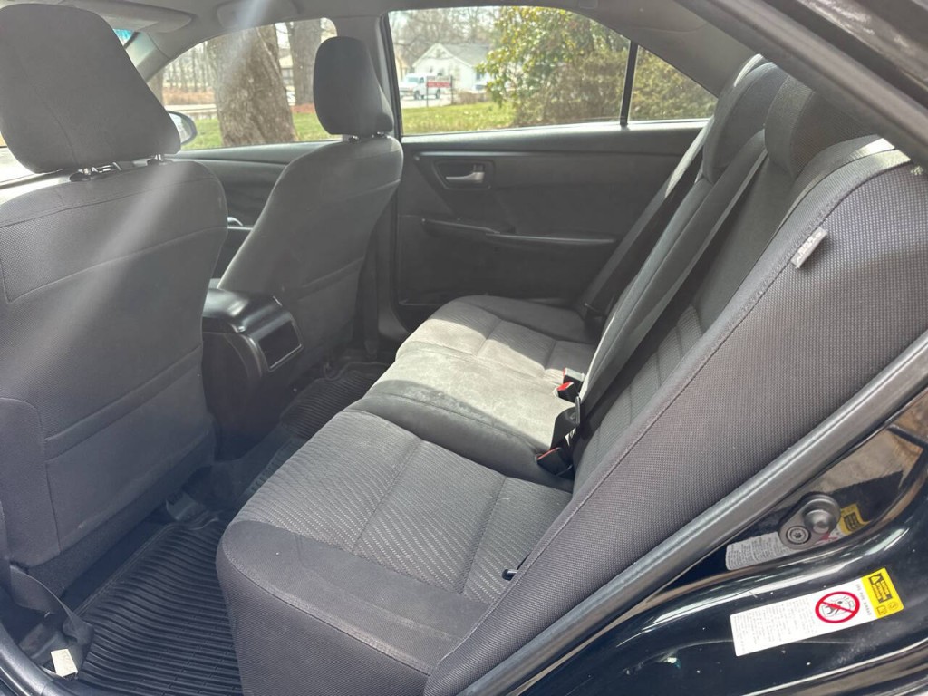 2016 Toyota Camry Image 18