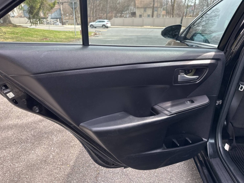 2016 Toyota Camry Image 19