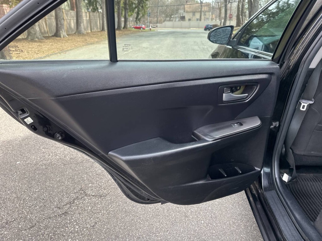 2016 Toyota Camry Image 21