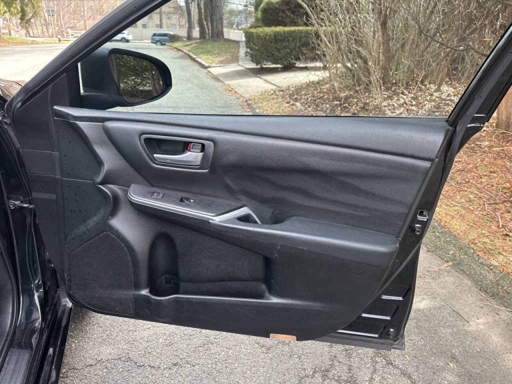2016 Toyota Camry Image 24