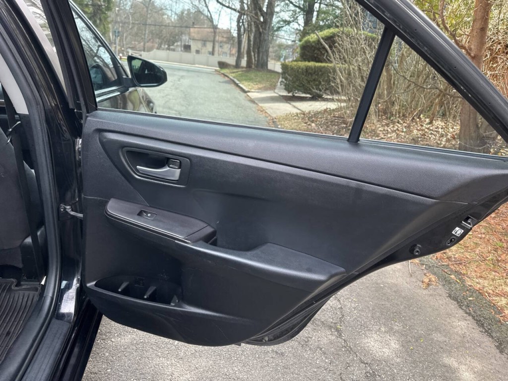 2016 Toyota Camry Image 26