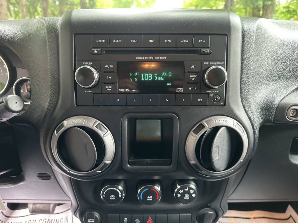 2013 Jeep Wrangler Image 14