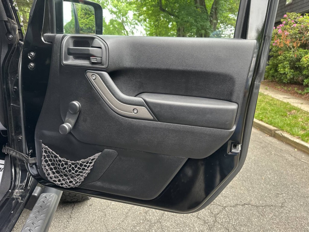 2013 Jeep Wrangler Image 20