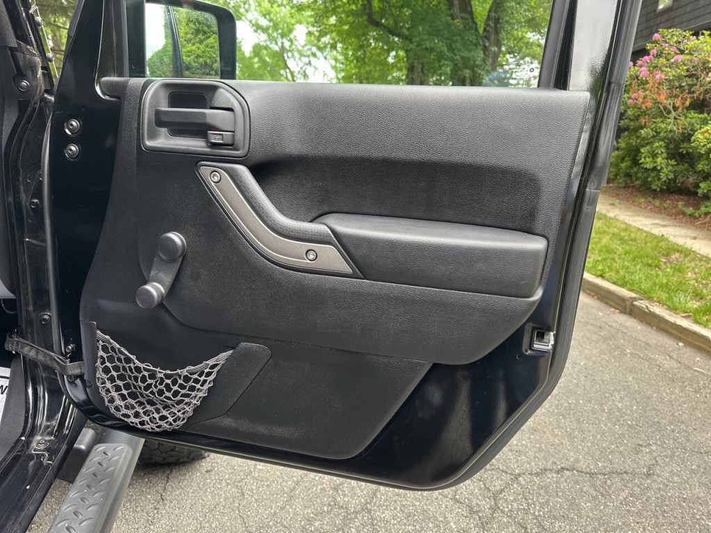 2013 Jeep Wrangler Image 21