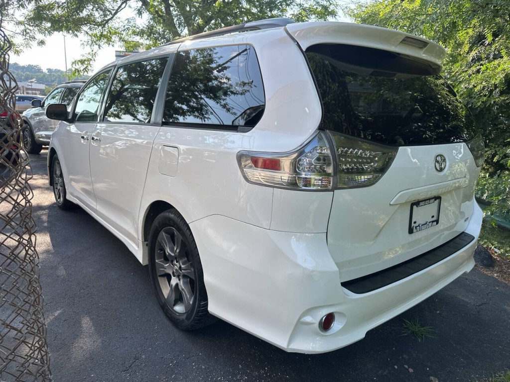 2014 Toyota Sienna Image 4