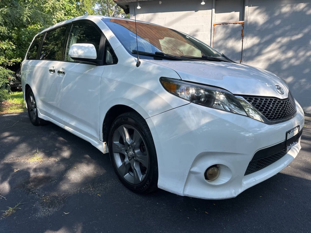 2014 Toyota Sienna Image 2