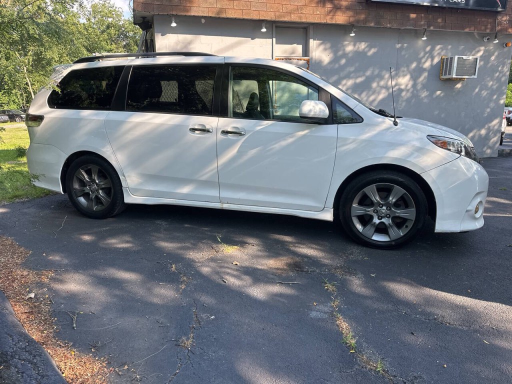 2014 Toyota Sienna Image 3
