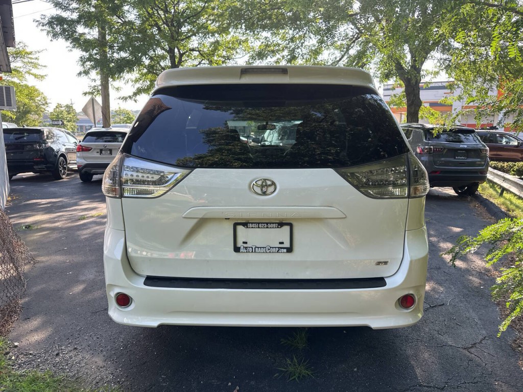 2014 Toyota Sienna Image 5