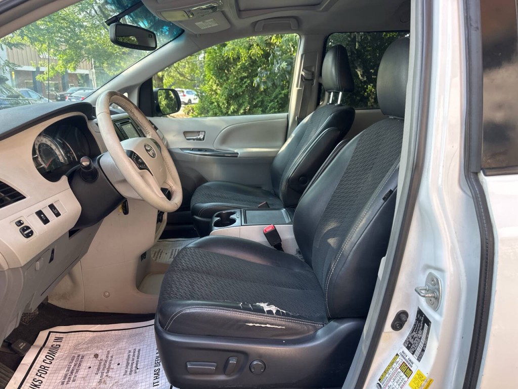 2014 Toyota Sienna Image 9
