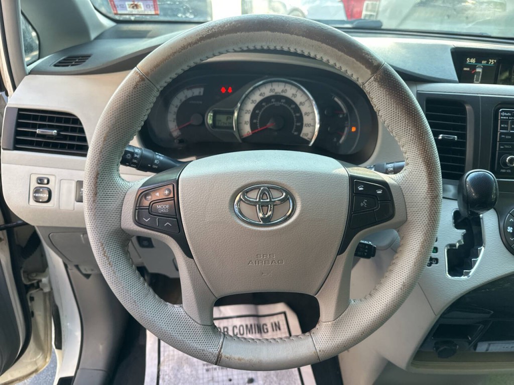 2014 Toyota Sienna Image 10
